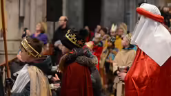 Zum Altar werden die Gaben getragen, die die Kinder segnen lassen wollen / © Beatrice Tomasetti (DR)