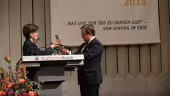 Zum Dank &uuml;berreicht Dr. Bernadette Schwarz-Boenneke an den Ministerpr&auml;sidenten ein St&uuml;ck aus einem Domfenster / &copy; Beatrice Tomasetti (DR)