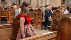 Zum Glaubensbekenntnis stehen alle Kommunionkinder auf. / © Beatrice Tomasetti (DR)