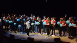 Zum gro&szlig;en Finale singen alle gemeinsam: We are the world, we are the children&hellip; / &copy; Tomasetti (DR)