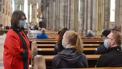 Zum Mittagsgebet halten die Besucher gerne inne und setzen sich in die Bank. / &copy; Beatrice Tomasetti (DR)