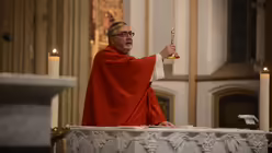 Zum Schluss segnet Pfarrer Schumacher die Gemeinde mit dem Reliquiar der Stadtpatrone Cassius und Florentius / &copy; Beatrice Tomasetti (DR)