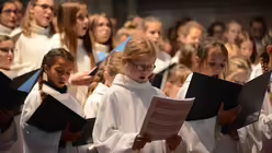 Zum zweiten Mal treten im Kapitelsamt die 29 S&auml;ngerinnen des sogenannten B-Chores auf, die erst im Januar offiziell in den M&auml;dchenchor aufgenommen werden. / &copy; Beatrice Tomasetti (DR)