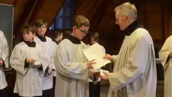 Zur Auszeichnung geh&ouml;rt neben der Medaille auch eine Urkunde. / &copy; Beatrice Tomasetti (DR)