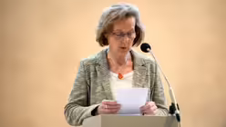 Zur Einstimmung in einen langen Tag mit prominenten Referenten spricht Eva-Maria Will einen geistlichen Impuls. / © Beatrice Tomasetti (DR)