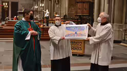 Zur Erinnerung an den ersten von Hopmann begleiteten Kommunionjahrgang &uuml;berreichen Domkantor Oliver Sperling und Domkapellmeister Eberhard Metternich das damalige Kommunionbild der Domsingschulkinder. / &copy; Beatrice Tomasetti (DR)