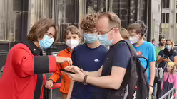 Zur Nachverfolgung der Besucher muss jeder seine Daten registrieren lassen. / &copy; Beatrice Tomasetti (DR)