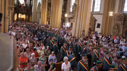 Zur Schlussandacht füllt sich der Dom / © Bea Steineke (DR)