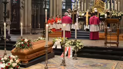 Zur Trauergemeinde gehören auch Vertreter des Domkapitels / © Beatrice Tomasetti (DR)