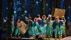 Zurzeit stehen über 50 Kinder bei der Oper "Hänsel und Gretel" auf der Bühne. / © Beatrice Tomasetti (DR)