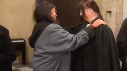 Zwei Frauen geben sich den Friedensgru&szlig;. / &copy; Tomasetti (DR)