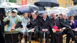 Regensburg: Suchbild unter Schirmen (epd)